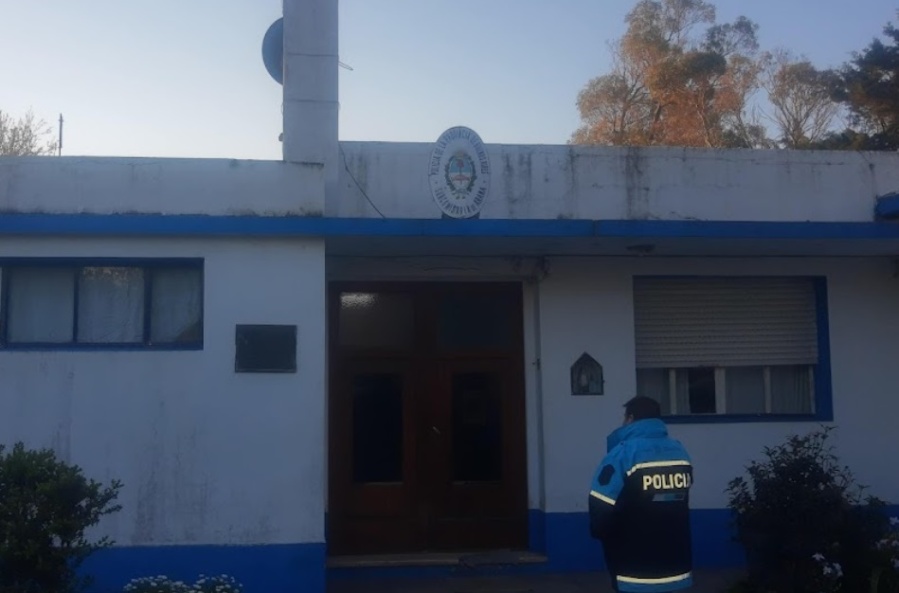 Intentaron detenerlo por circular en Arana con una camioneta sin papeles y terminó a las trompadas con la policía