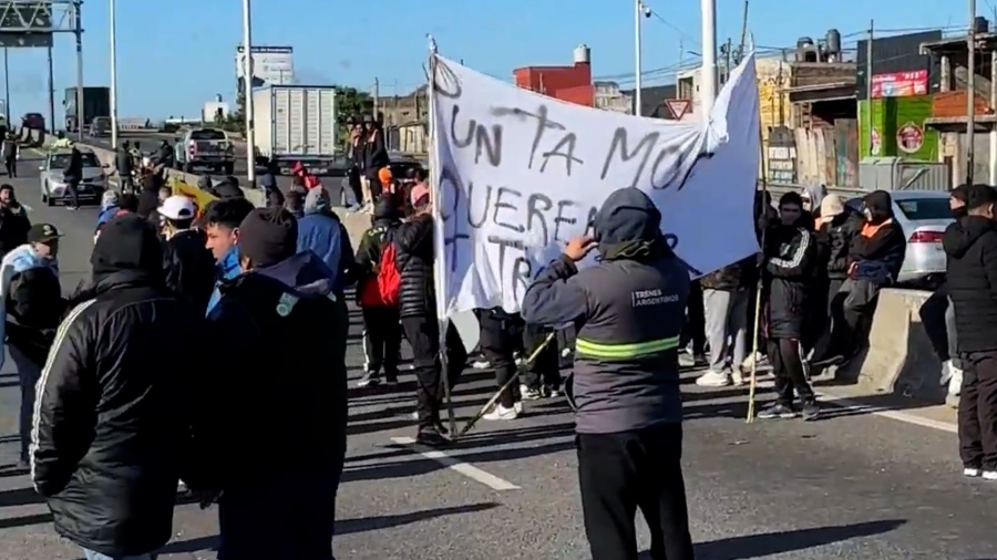 Puesteros de La Salada protestan por la clausura del predio y la Policía despliega un operativo de seguridad