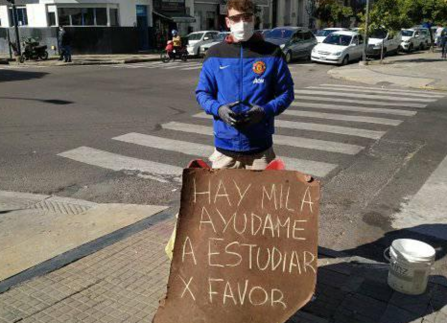 ”Ayudame a estudiar, por favor”: Es del interior y vende ”milas” en 8 y 47