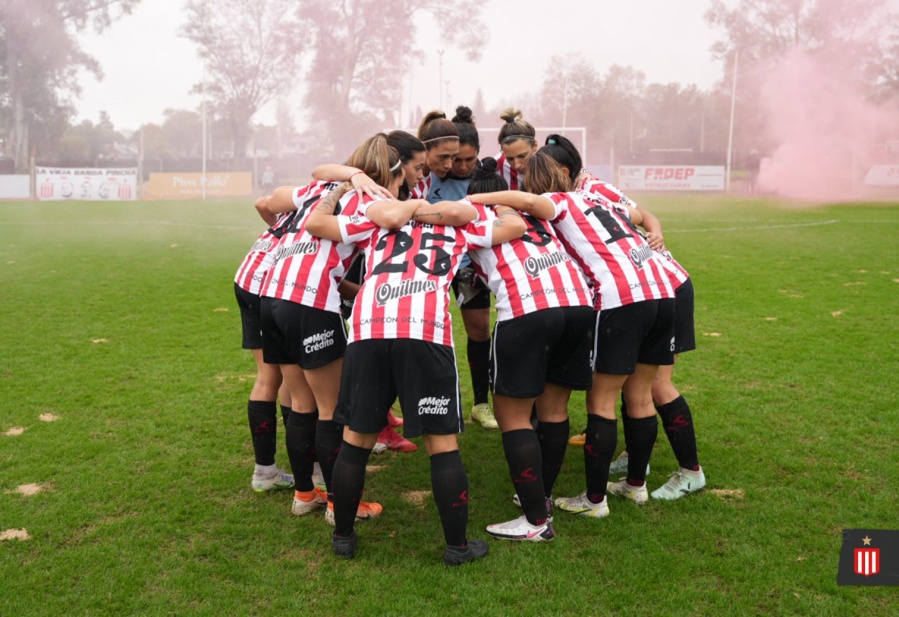 Una boda bien Pincharrata tras el clásico femenino: al grito de Estudiooo, en pleno Country le propuso casamiento a su novia