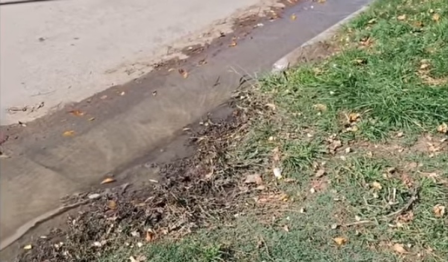 En Barrio Aeropuerto reclamaron por basura acumulada y pérdidas de agua