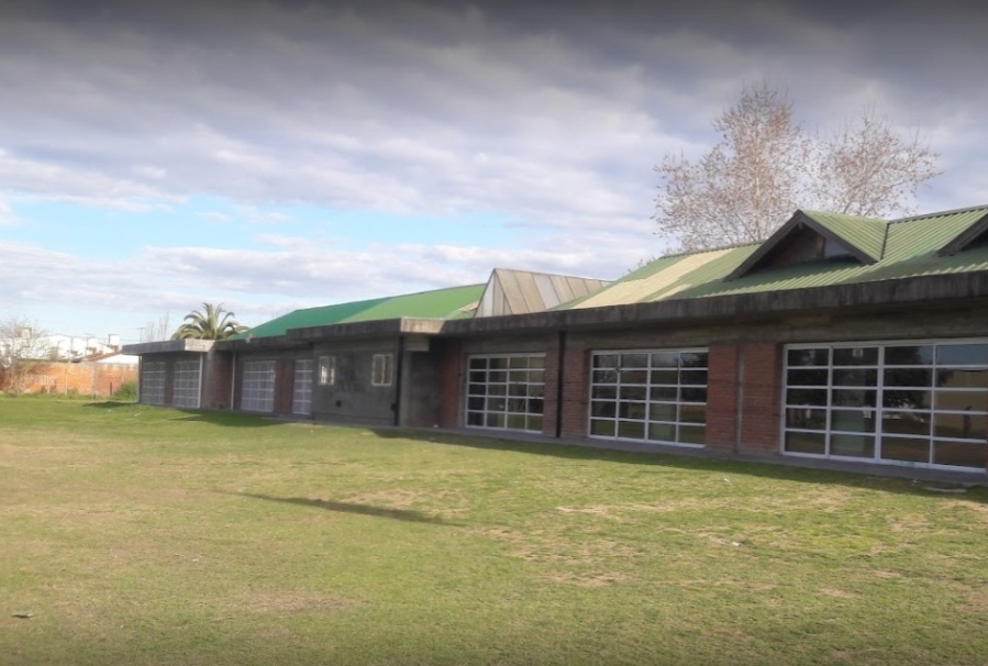 El director de la escuela del ”pollerazo” respondió y generó aún más indignación