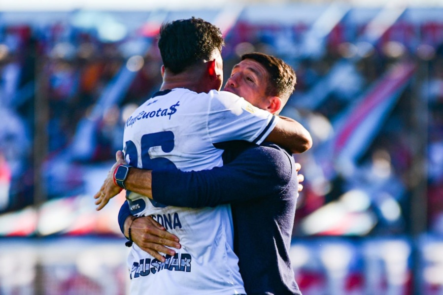 ¿Cuáles son las dos noticias que le comunicaron a Romero en Sarandí?