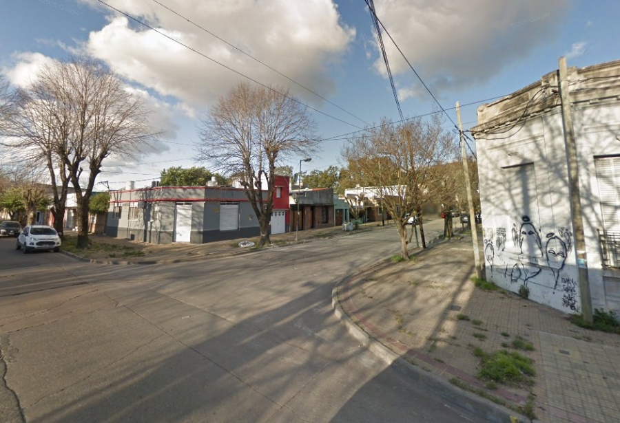 Llegaba a su casa en Meridiano V y un grupo de motochorros lo atacó