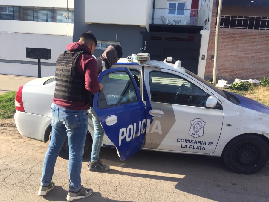 Violento le prendió fuego dos veces la casa a su ex en La Plata