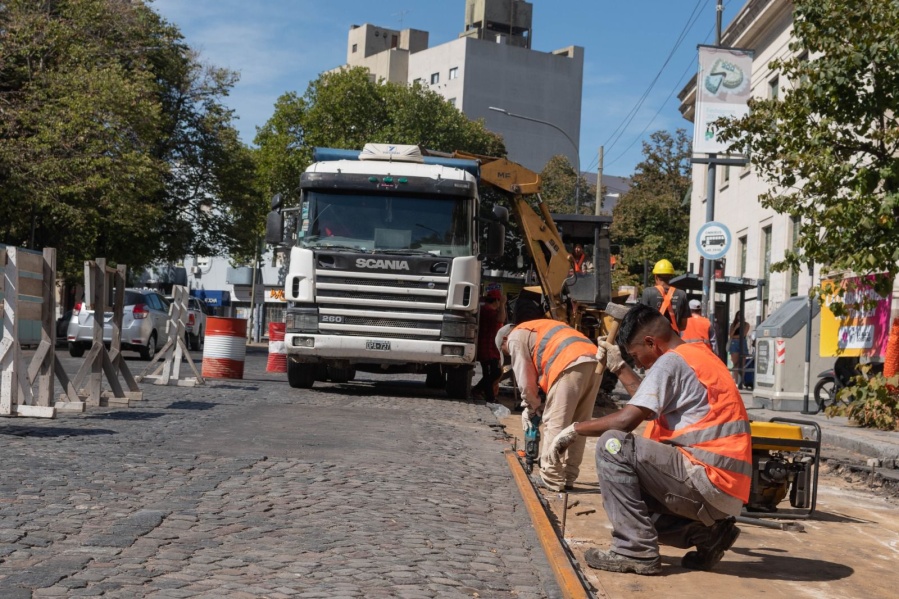 Arrancó la obra de asfaltado y recambio de paradas en Plaza Rocha, y los históricos adoquines quedarán tapados