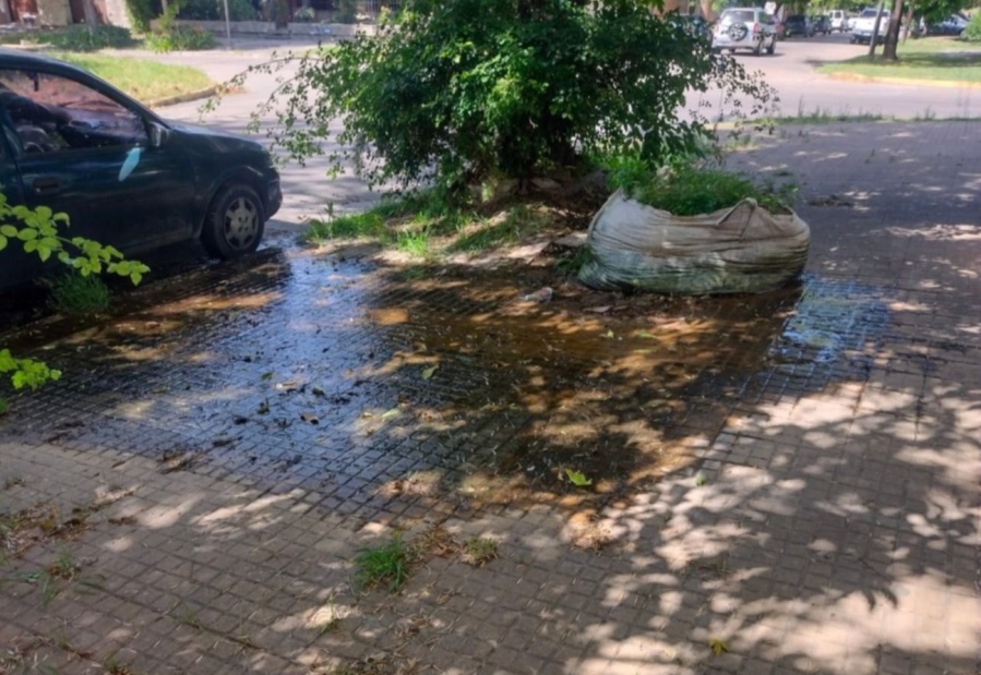 En 30 y 68 volvieron a reclamar por una pérdida de agua que lleva 8 meses