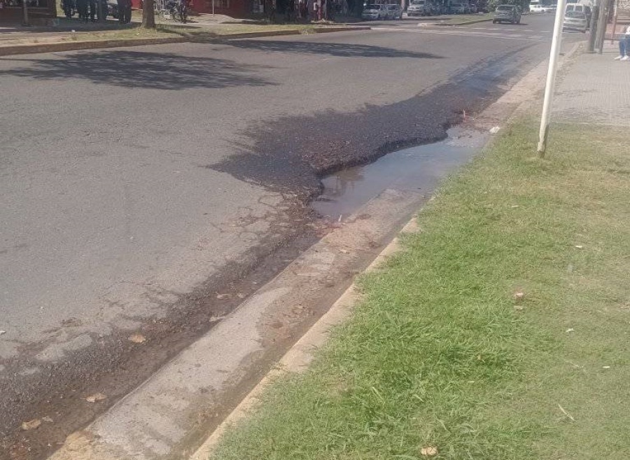 Vecinos reclamaron por un bache frente a una escuela de Villa Elvira