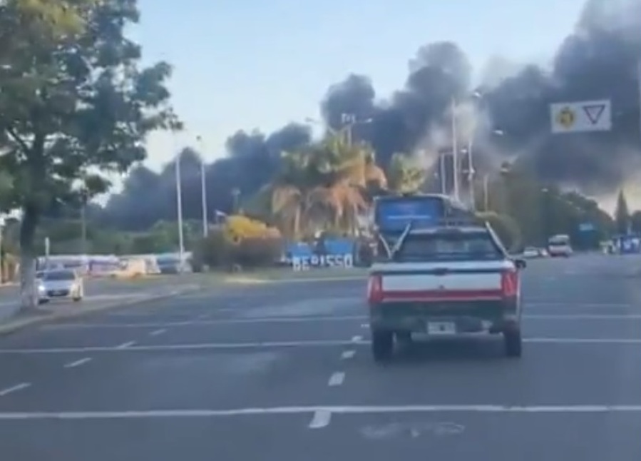 Tensión por un incendio y humo negro en la refinería de YPF en Ensenada