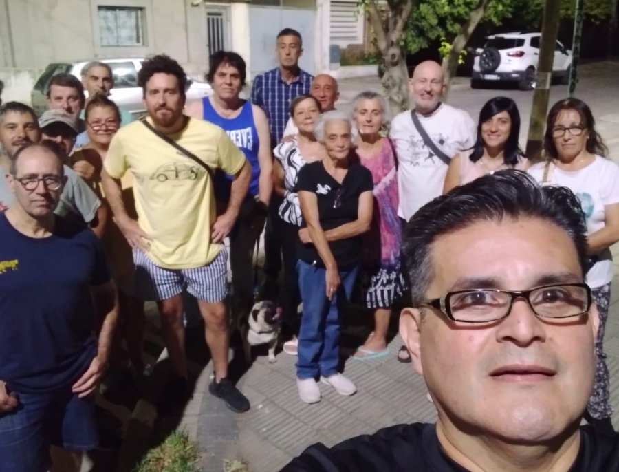 Vecinos de Tolosa, Ringuelet y Gonnet se reunieron por el problema del agua y el sábado definirían alguna protesta