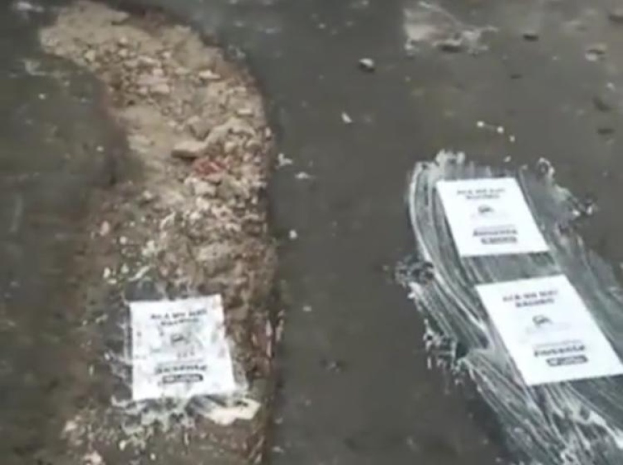 Vecinos de 11 y 70 tuvieron que marcar los baches para que el Municipio los arregle