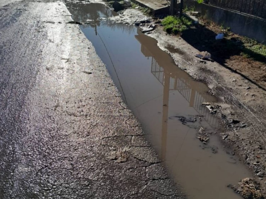Reclaman pérdida de agua frente a un jardín en Los Hornos
