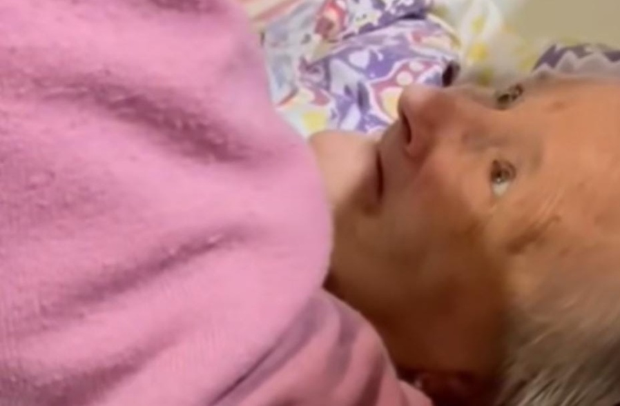 ”Cuando hace frío, juega a calentarle la nariz con su barba”: filmó el amor más puro entre su abuelo y abuela