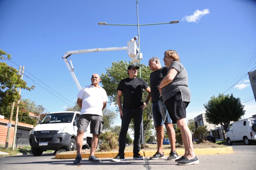 Garro busca consolidar su voto en el sur de La Plata y su equipo despliega un ”puerta a puerta” vecinal en modo campaña