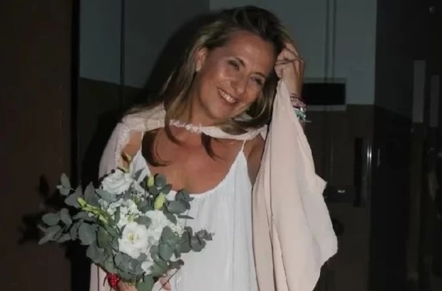 Tiene 49 años y se casó consigo misma en una fiesta con 30 personas: ”Me amo y me elijo”