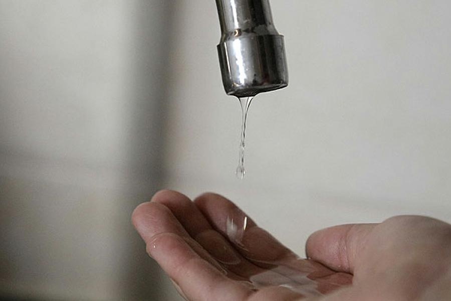 Un vecino de La Plata denuncia que ”sale agua con olor a químicos en la zona de Plaza Moreno”