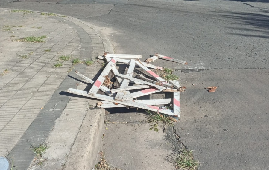 Falta una tapa y los vecinos cubrieron el pozo con maderas en 19 y 66: ”No nos queda otra”