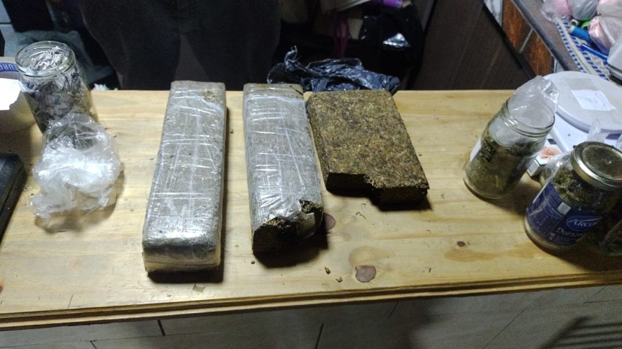 Lo buscaban por amenazas en Romero y hallaron más de dos kilos de marihuana