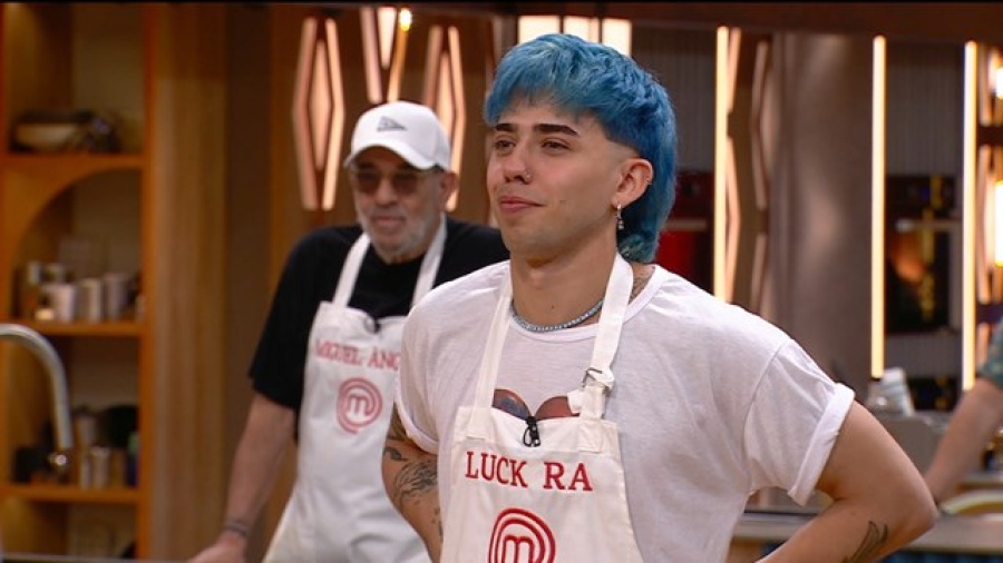 El último romántico: Luck Ra se sumó a MasterChef con una particular remera