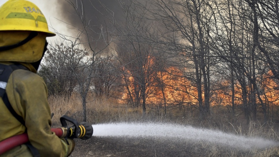 Córdoba: Continúa activo el incendio forestal en el Valle de Traslasierra y hay 25 evacuados