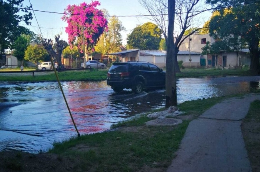 Grave pérdida de agua potable en El Bosque platense