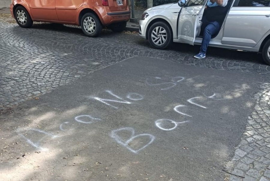 ”Acá no se barre”, el fulminante mensaje de los vecinos de Plaza España