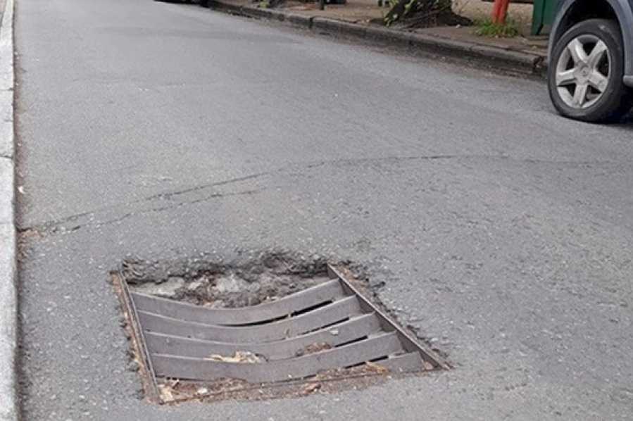 Una rejilla hundida genera preocupación a los vecinos del Hospital de Niños