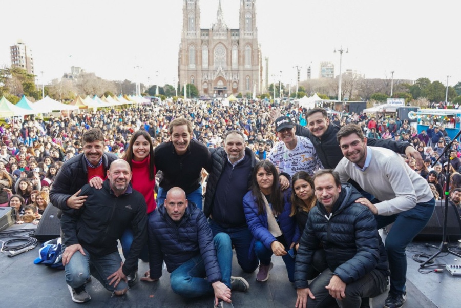 Julio Garro celebró el cierre de las vacaciones de invierno junto a 20 mil platenses en Plaza Moreno