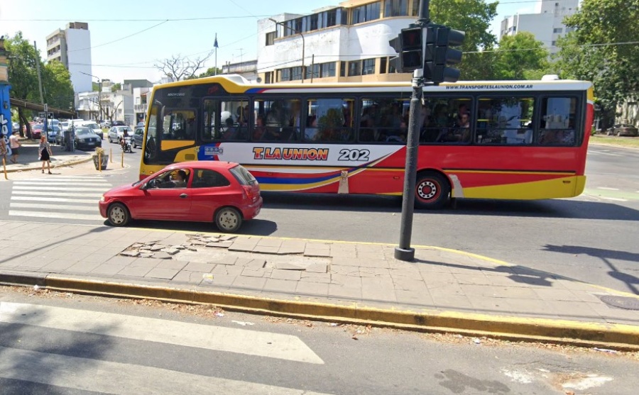 Bajó del micro 202 en 1 y 60, no entró al Colegio Albert Thomas y su familia la busca desesperadamente: ”Nunca se rateó”