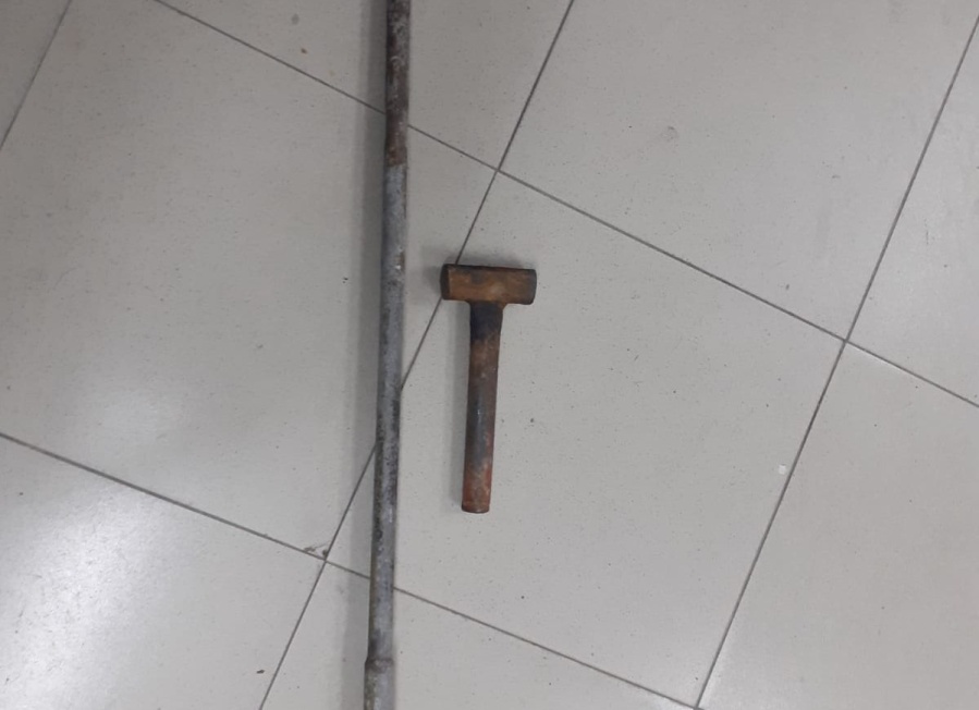 Un penitenciario amenazó de muerte a su pareja con un martillo y quedó detenido en Los Hornos