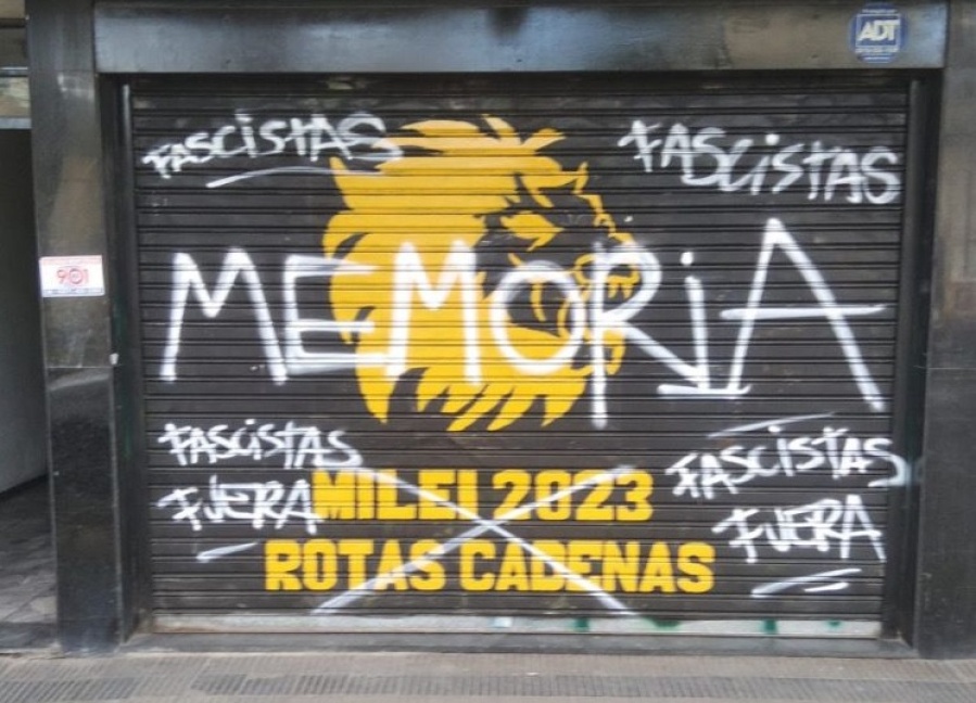 Vandalizaron un local de Javier Milei en La Plata: aseguran que fueron dos personas vestidas de negro con capucha