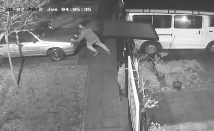 Le robaron el auto en Gonnet, quedaron filmados y pide ayuda para recuperarlo: ”Gratificaré si aparece la documentación”