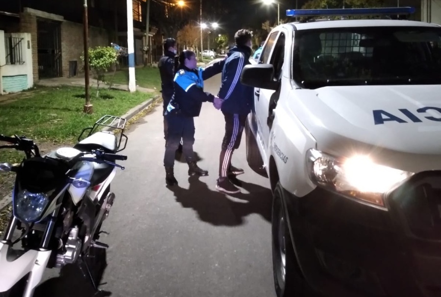 Encontraron a dos motochorros robando, los persiguieron y descubrieron un aguantadero en Villa Elvira