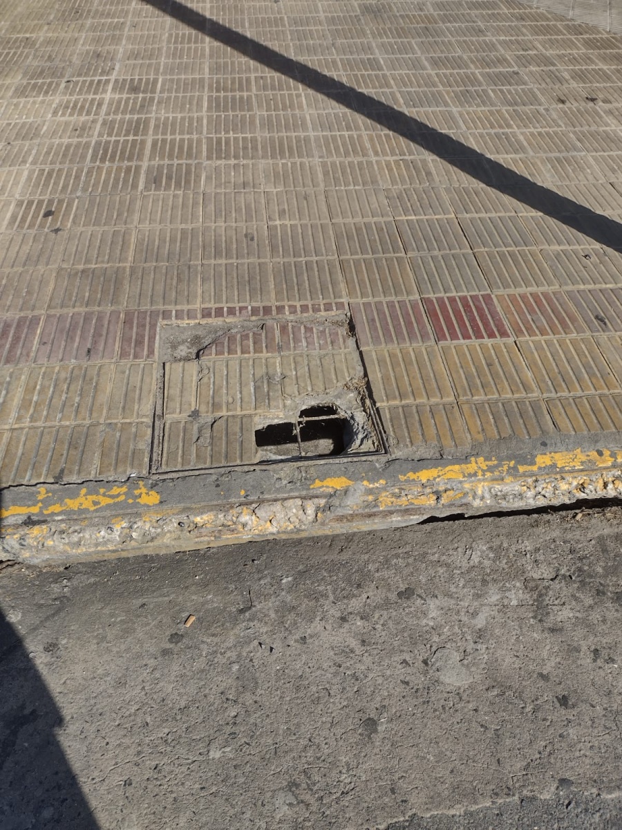 ”Es un peligro”: En Plaza Italia, una tapa de boca de tormenta podría generar un accidente
