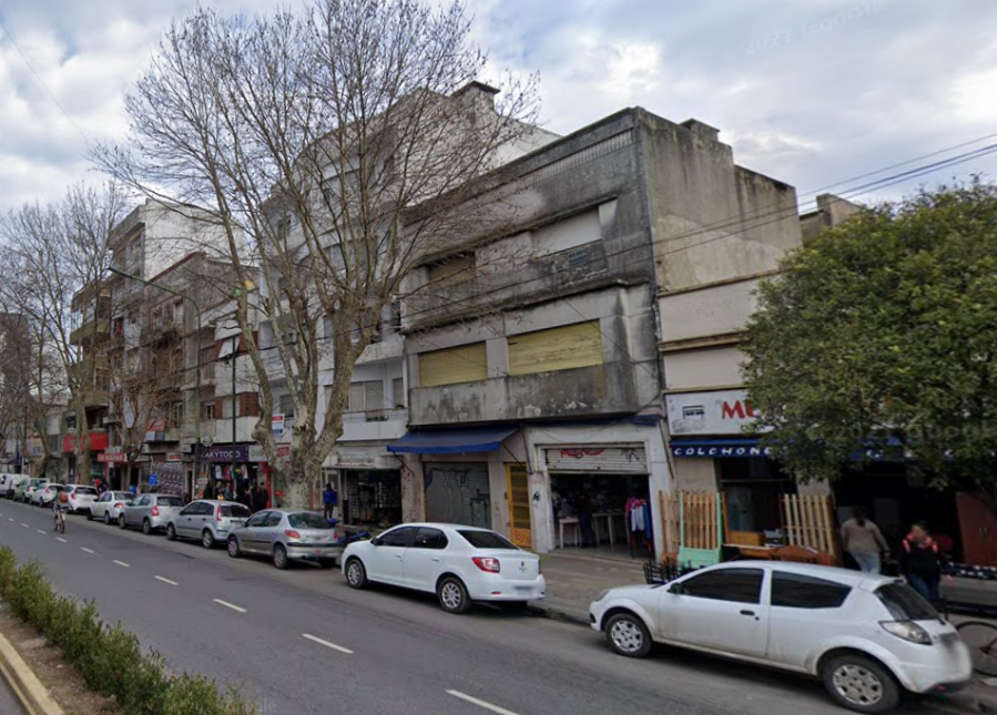Una joven de 22 años cayó al vacío desde el tercer piso de un edificio platense: investigan si intentó suicidarse