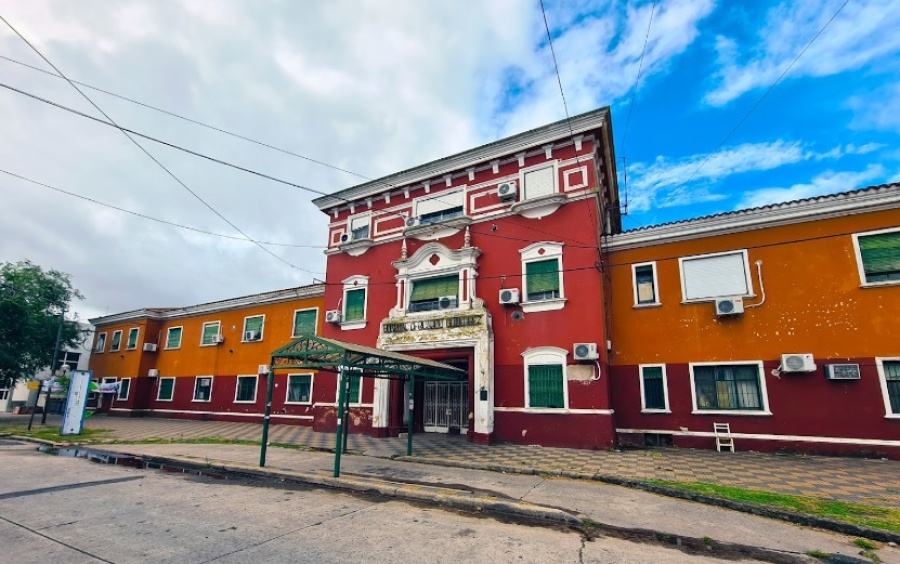 Violento y alterado, fue detenido por atacar a piedrazos el Hospital Gutiérrez