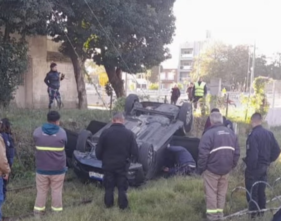 Un auto volcado apareció en las vías del Tren Roca a la altura de Tolosa