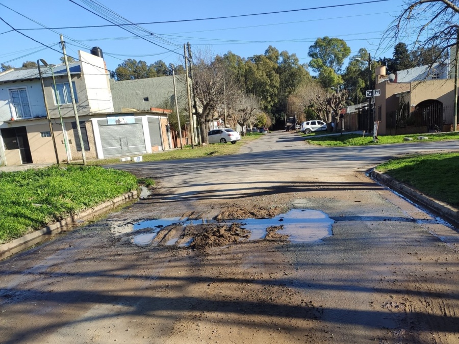 Pozos y una pérdida de agua: la situación que genera malestar en una calle de San Carlos