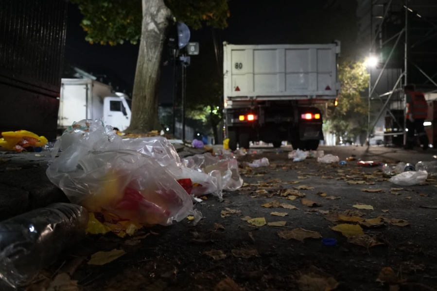 El municipio platense realizó un operativo de limpieza tras el acto de Cristina y arremetieron: ”Vandalizaron todo a su paso”