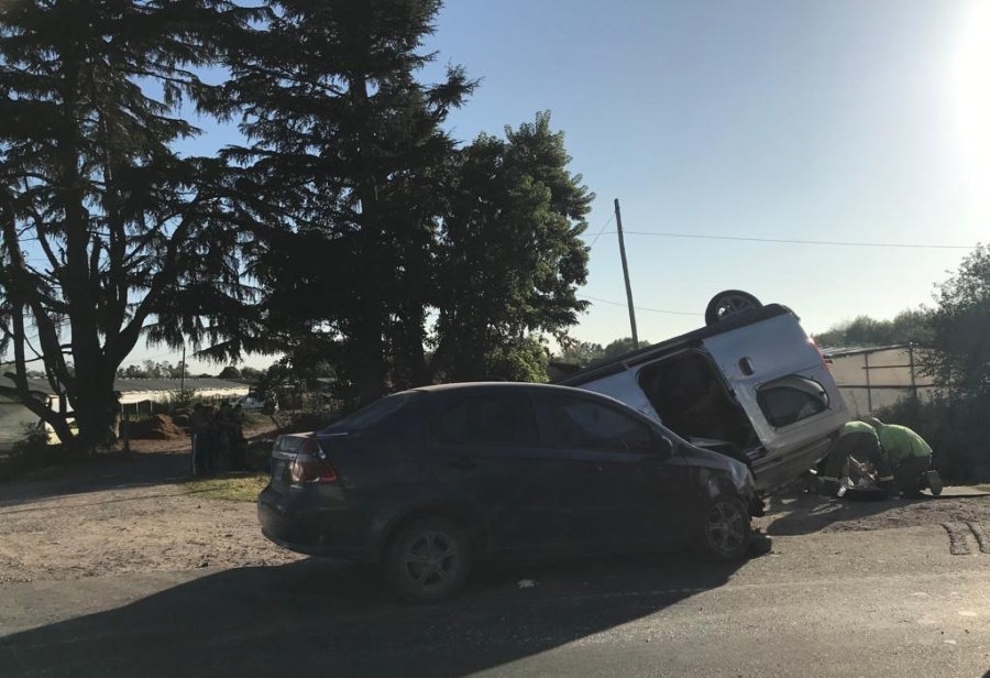 Fuerte choque en Abasto: la camioneta quedó encima del auto