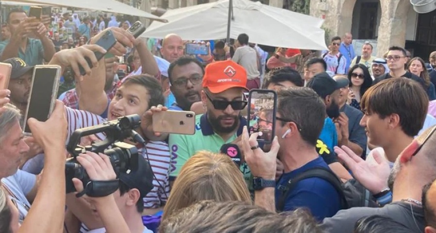 ¡Dos gotas de agua!: un hincha tiene tanto parecido con Neymar que pudo engañar a la seguridad y entrar al campo de juego