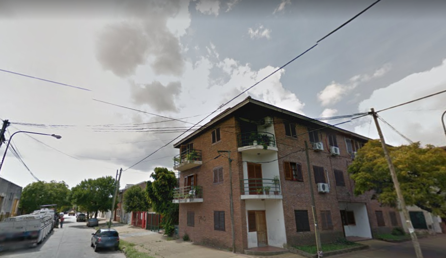 ”Hace 15 días que en mi barrio sale agua con arena”: La bronca de una vecina de La Plata