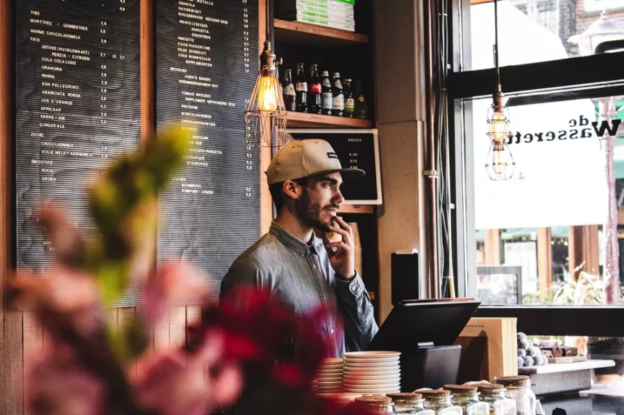 Inteligencia artificial predeciría lo que una persona quiere pedir en un restaurante