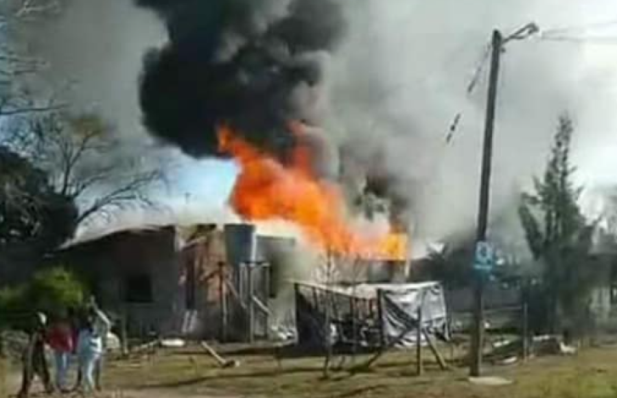 Una familia sufrió el grave incendio de su casa en Olmos