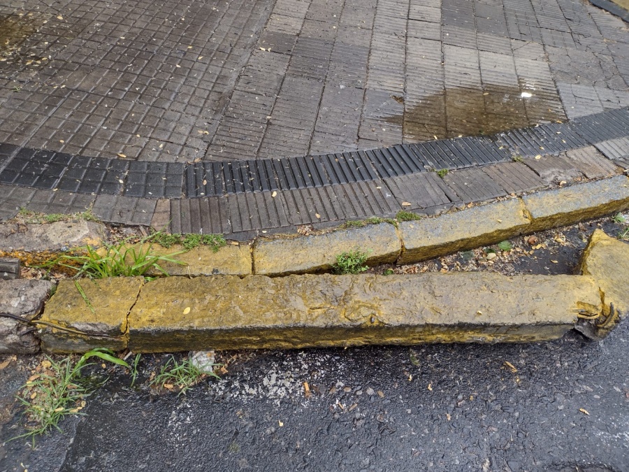 ”No puedo cruzar la calle”: Se rompió el cordón de la vereda en La Plata y nadie lo arregla