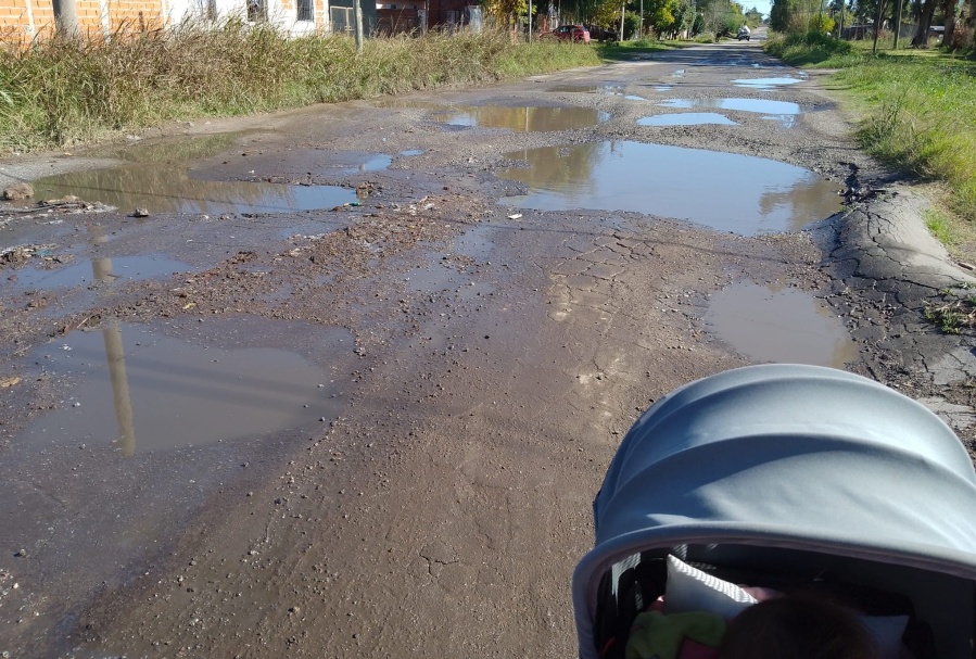 El descargo de una madre de Los Hornos: ”La parada del micro nos queda a tres cuadras pero las calles son un desastre”