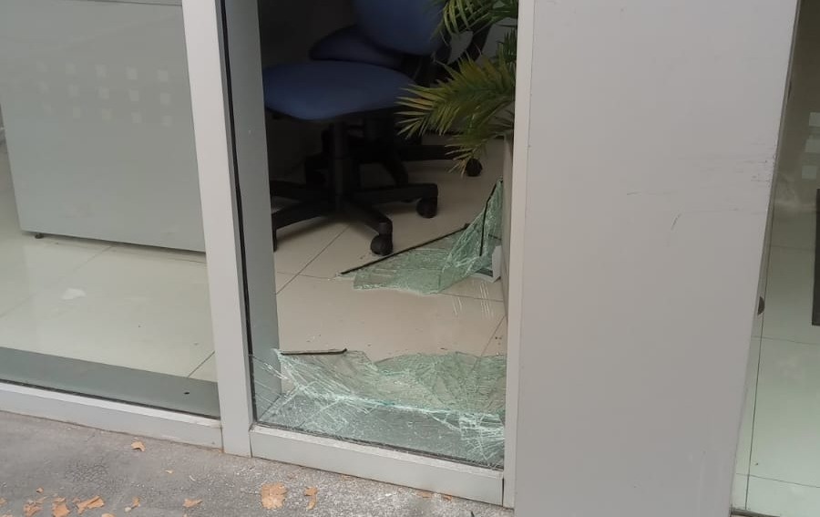 Rompieron el vidrio de una empresa de medicina prepaga en 13 y 45