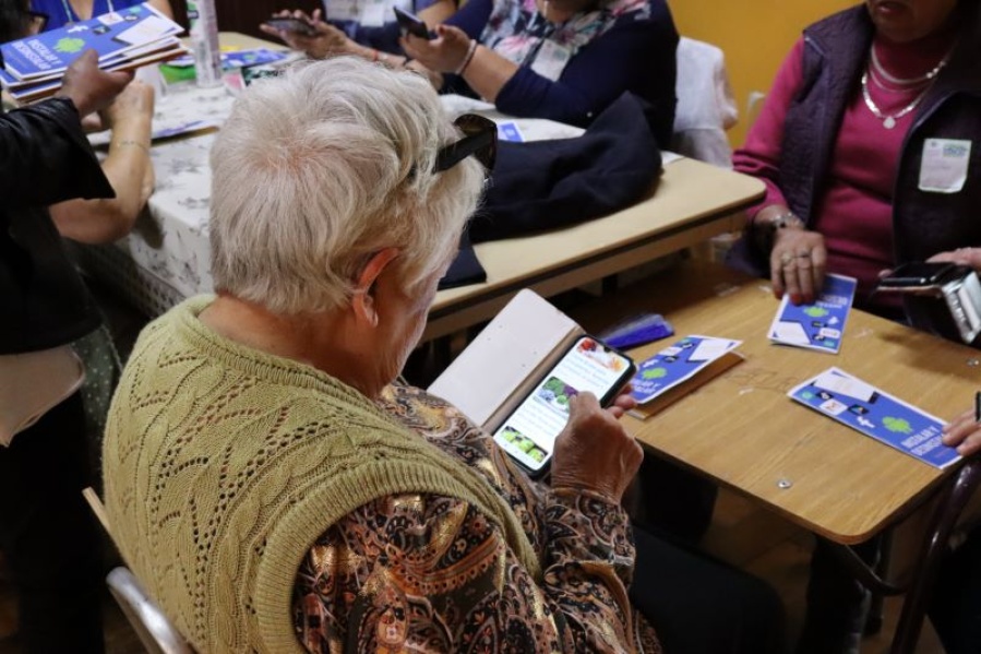 ”Jesuses hablando” y ”gatos que tejen”: Le configuró las redes a su abuela para evitar que crea los videos de IA