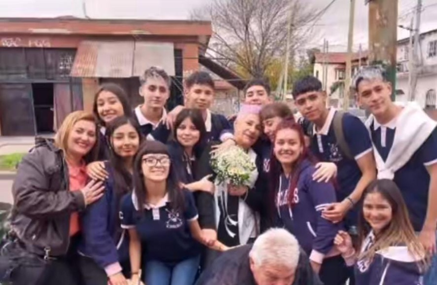 Una profesora se casó y sus alumnos la sorprendieron en plena ceremonia: ”Y dicen que ésta generación está perdida”