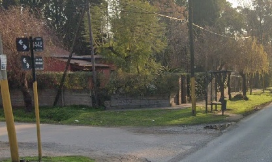 Una mujer fue atacada en City Bell por dos motochorros que la tiraron de su bicicleta